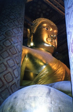 le plus haut Bouddha assis de Thaïlande (19 m)