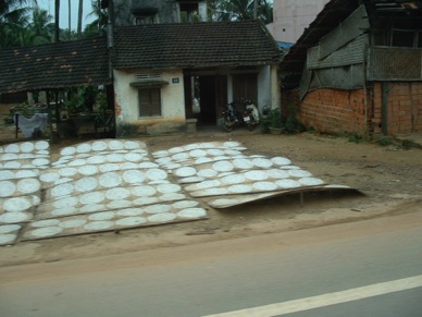 galettes de riz séchant en bord de route