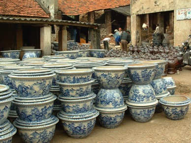 Arrêt dans une poterie artisanale