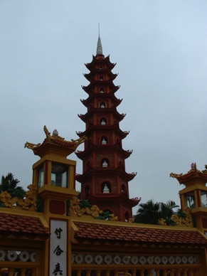 Tour en briques symbolisant les étapes de la vie de Bouddha