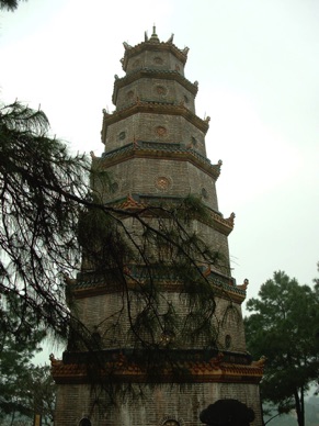 Escale à la Pagode de la Dame Céleste construite avec les briques d'un temple Cham