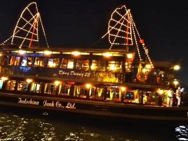 c'est parti pour un dîner promenade en bateau sur la rivière ….