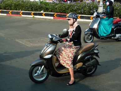 les femmes qui circulent en scooter portent une sorte de tablier pour se protéger …