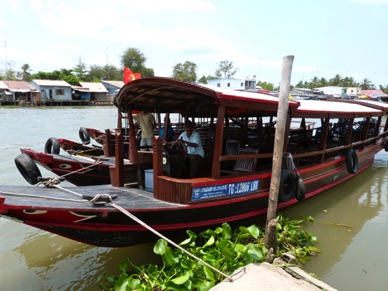 Embarquement en sampan à la découverte des activités fluviales du Delta du Mékong