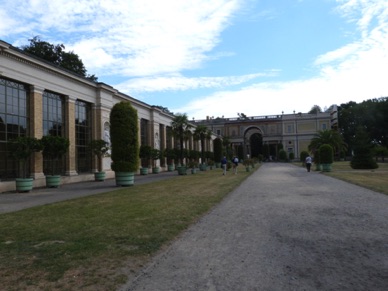 allée reliant l'Orangerie au Château Sans-souci