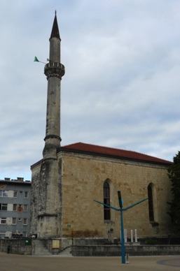 BIHAC : une &eacute;glise transform&eacute;e en mosqu&eacute;e