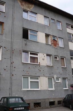 on voit encore sur cet immeuble des traces de la guerre