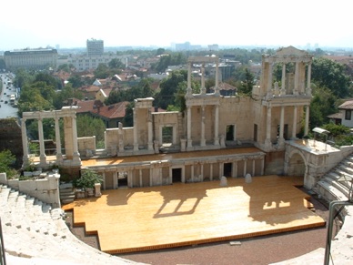 le théâtre romain qui a été détruit en 241 par les Goths