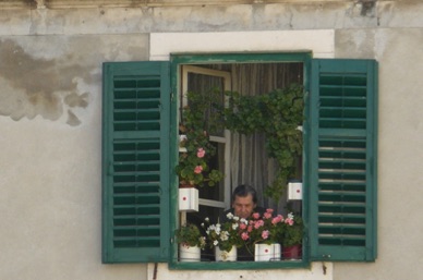 une mamie croate à sa fenêtre