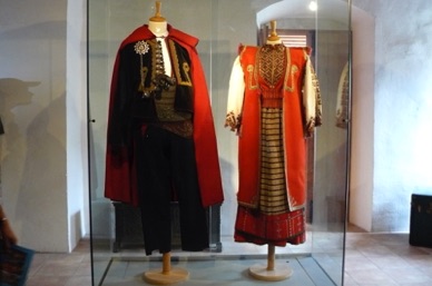 Collection de costumes anciens au musée ethnographique de la ville