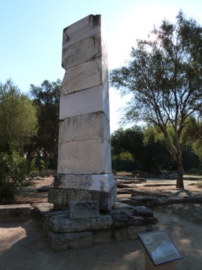 Piédestal triangulaire en marbre qui soutenait la statue de la Victoire de Paionios