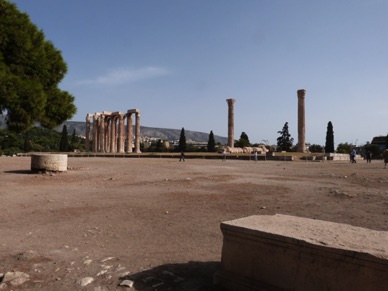 le Temple de Zeus (Olympieion) était un des plus grands du monde grec : 107 m x 41 m
