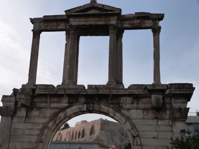 l'Acropole vue au travers de la porte d'Hadrien