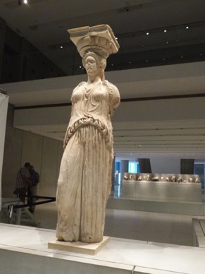 les caryatides ont été placées dans le musée pour éviter leur dégradation par la pollution