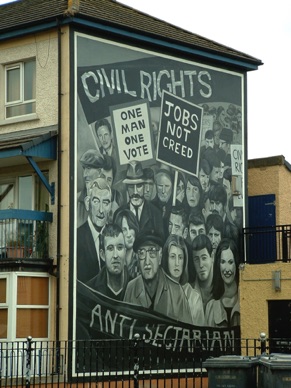 Free Derry's Corner avec ses murs peints retraçant l'histoire de la ville