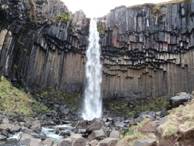 Cascade de SVARTIFOSS 
haute de 30 m