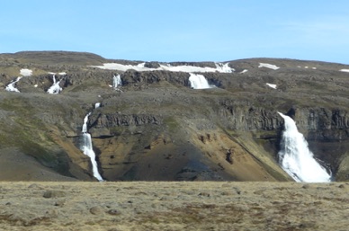 de très nombreuses cascades tout le long du trajet