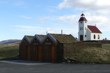 Village de KELDUR avec son poste &agrave; essence, son &eacute;glise et ses fermes aux toits de tourbe