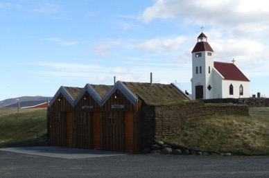 Village de KELDUR avec son poste à essence, son église et ses fermes aux toits de tourbe