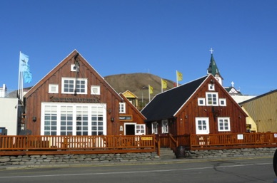 et de charmantes petites maisons sur le port