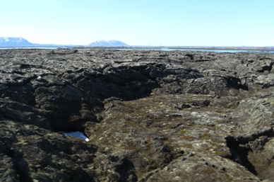 dorsale média atlantique qui sépare l'île en deux plaques tectoniques