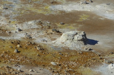 et o&ugrave; bouillonnent des marmites de boue naus&eacute;abonde