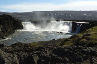 GODAFOSS : les chutes des dieux scind&eacute;es en deux bras sur une roche de basalte