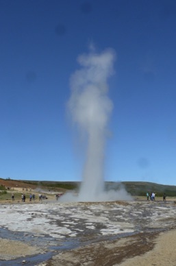 Geyser STROKKUR 
qui jaillit &agrave; 30 m 
toutes les 5 minutes