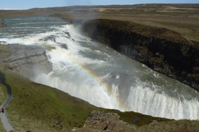 GULLFOSS, la "chute d'or", est form&eacute;e de deux chutes qui ont creus&eacute; une gorge