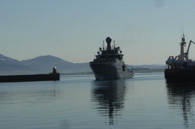 Bateau garde-côtes rentrant dans le port