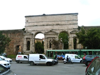 puis c'est parti pour la visite de la ville en passant devant la Porte Maggiore