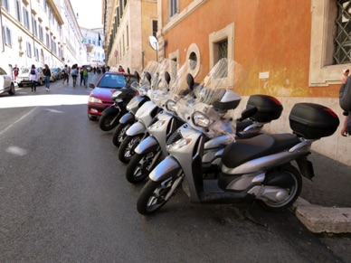 rue montant vers la Place du Quirinale