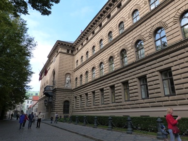 le siège de la Saeima (parlement) qui a été construit entre 1863 et 1867