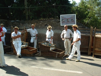 les carrés de cestes, traîneaux en osier pour descendre les touristes dans les rues pentes de Monte
