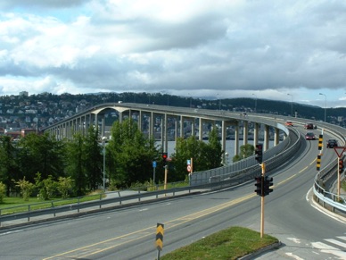 grand pont à haubans jeté sur le fjord