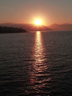 lever du soleil 
au départ du Port du Pirée