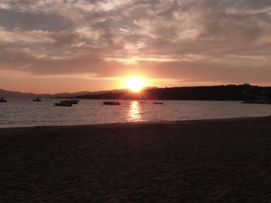 coucher de soleil sur la plage d'Alibi