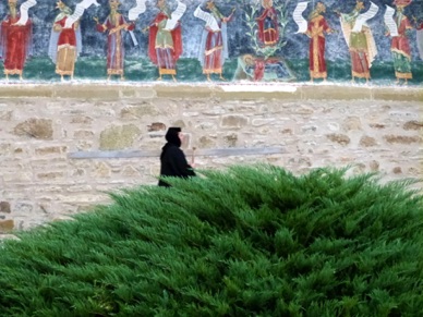 une nonne appelant à la prière