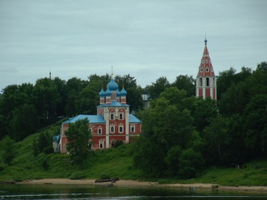 de nombreuses églises colorées bordent le fleuve