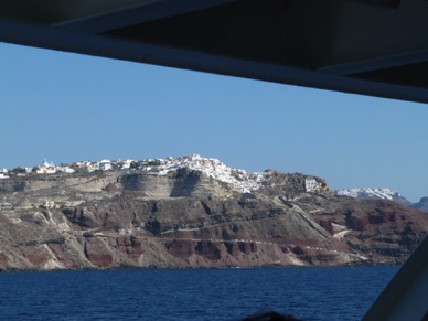 2013 : SANTORIN en vue depuis le Ferry en provenance de l'ile de Paros