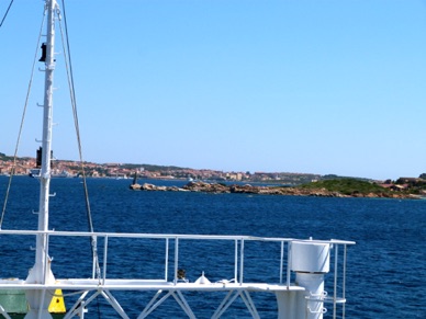 à bord du ferry qui nous conduit sur l'île de la Mddalena et on passe près de l'ile de San Stefano