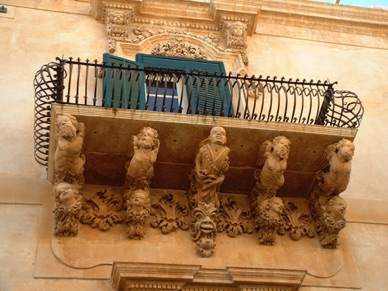 un joli balcon en pierre