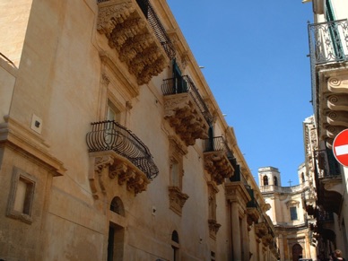 Après le séisme de 1693, elle fut entièrement reconstruite dans le style baroque sicilien.