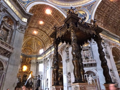 le baldaquin du ma&icirc;tre autel atteint 30 m de haut soit la taille d'un immeuble de 10 &eacute;tages !