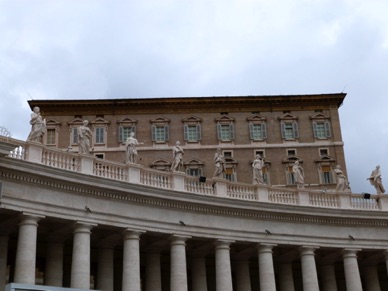c'est depuis la 2ème fenêtre à droite que le Pape s'adresse aux fidèles pendant l'année ..