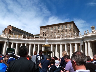 il va appara&icirc;tre au dernier &eacute;tage &agrave; la 2&egrave;me fen&ecirc;tre &agrave; 12 h pr&eacute;cises ...