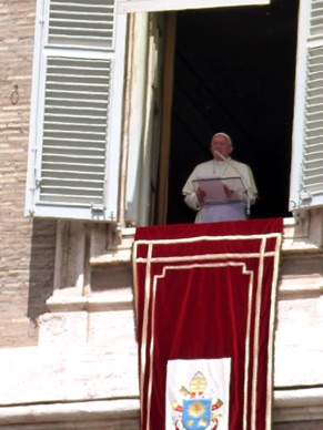 midi : IL appara&icirc;t sour les acclamations des personnes r&eacute;unies