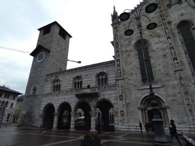 Accolé à la cathédrale le Broletto (13eme siècle) flanqué de la tour communale