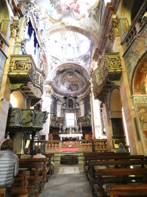 intérieur de la basilique romane