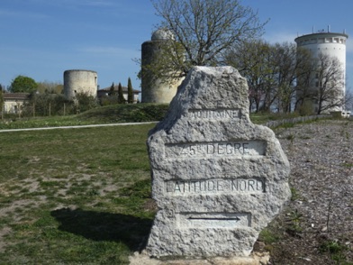 ST ANDRE DE CUBZAC, site des Moulins de Montalon : stèle qui marque le passage du 45ème parallèle